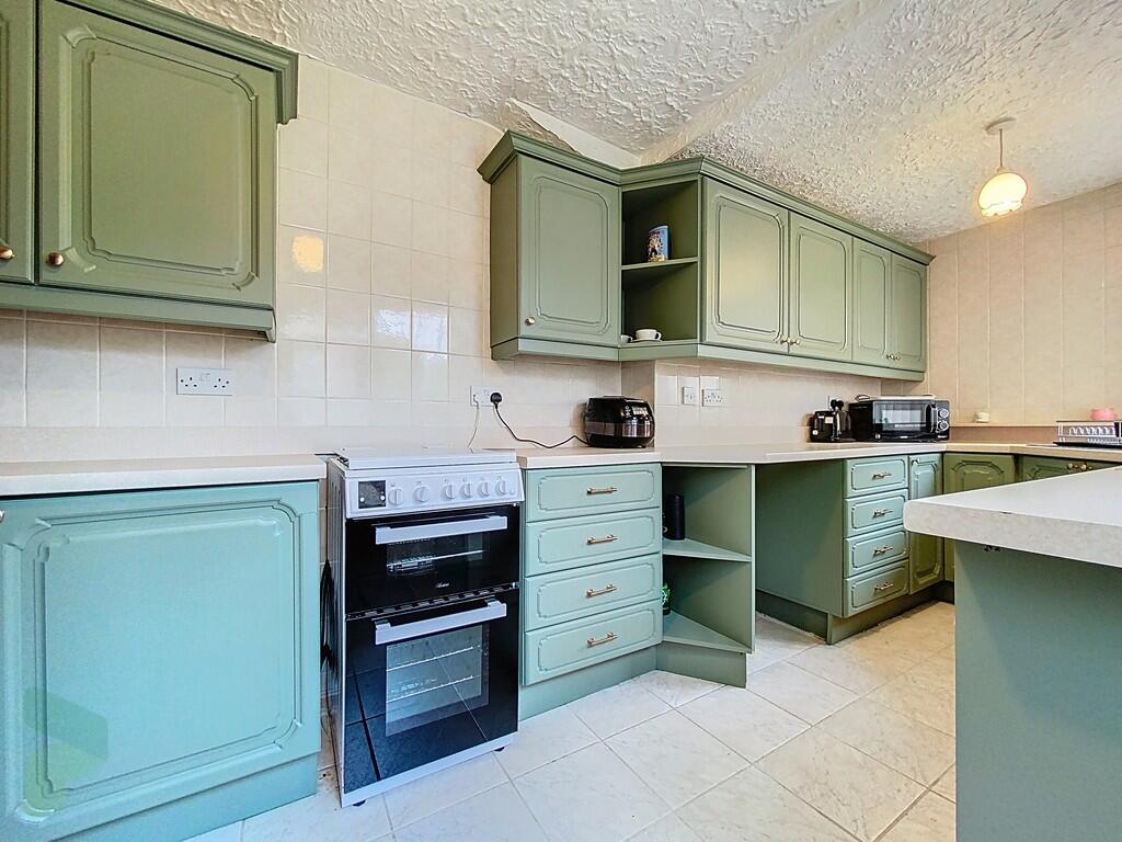 Fully Fitted Kitc...