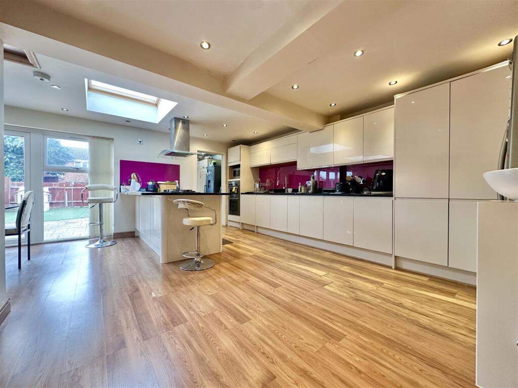 EXTENDED KITCHEN AND DINER