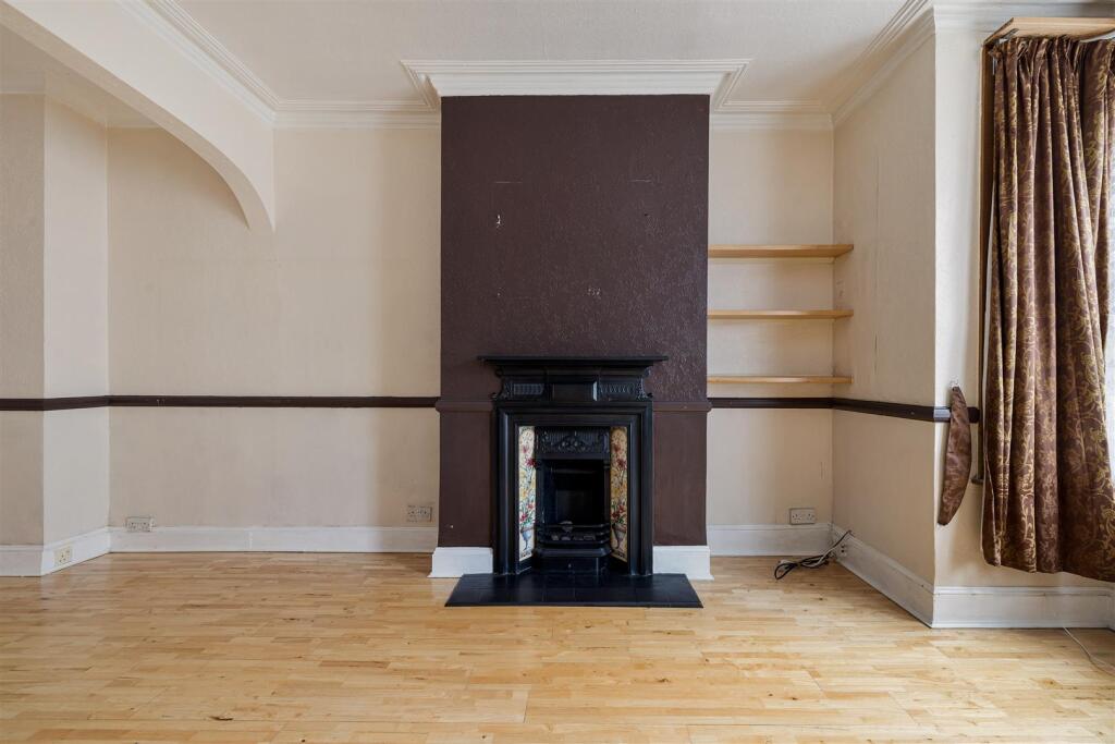 Selwyn Avenue, E4