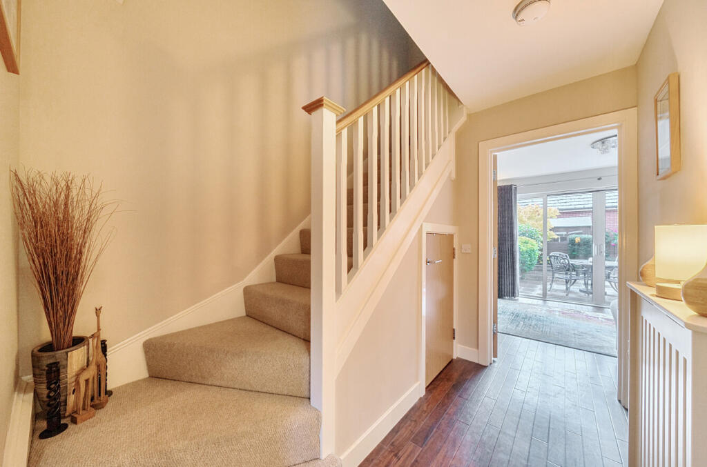 1370718-7-68f6667...