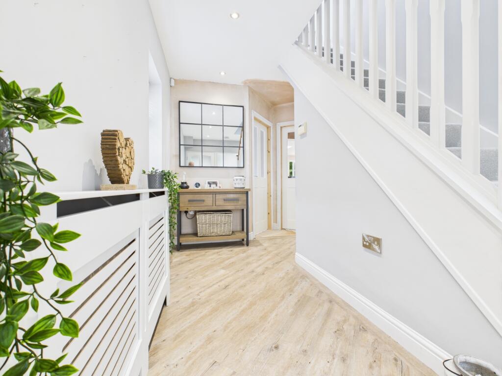 CAM03729G0-PR0101-STILL024