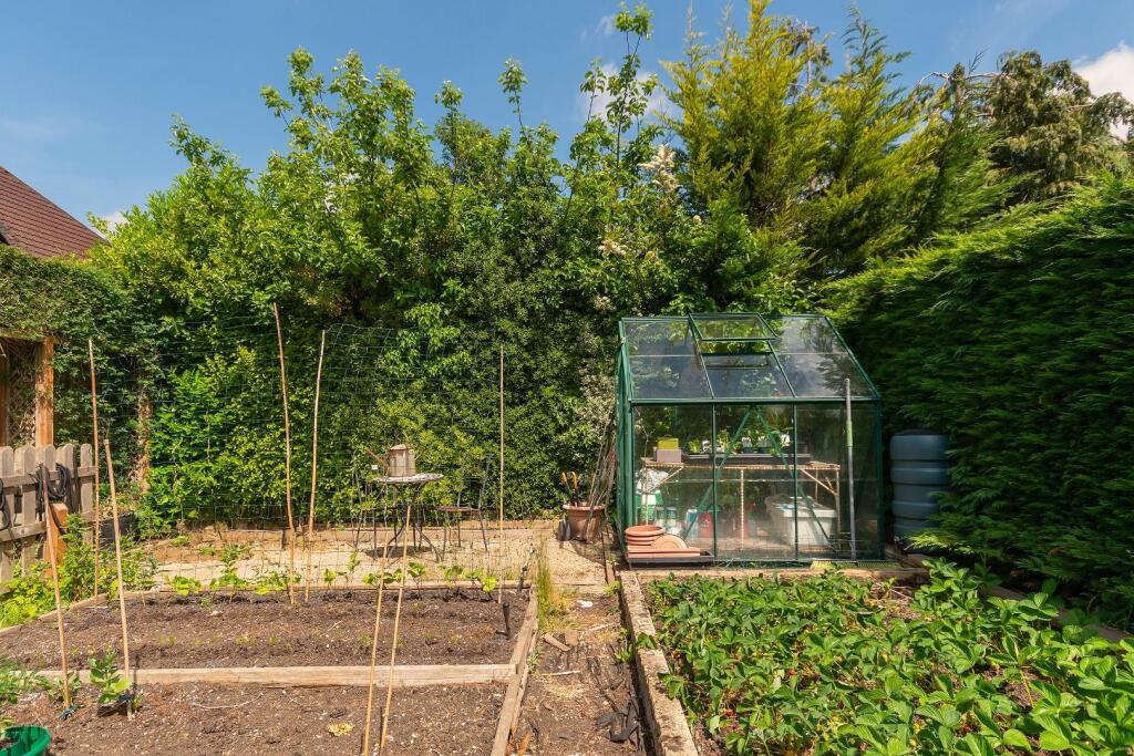 1H0V8HE - External J.jpg