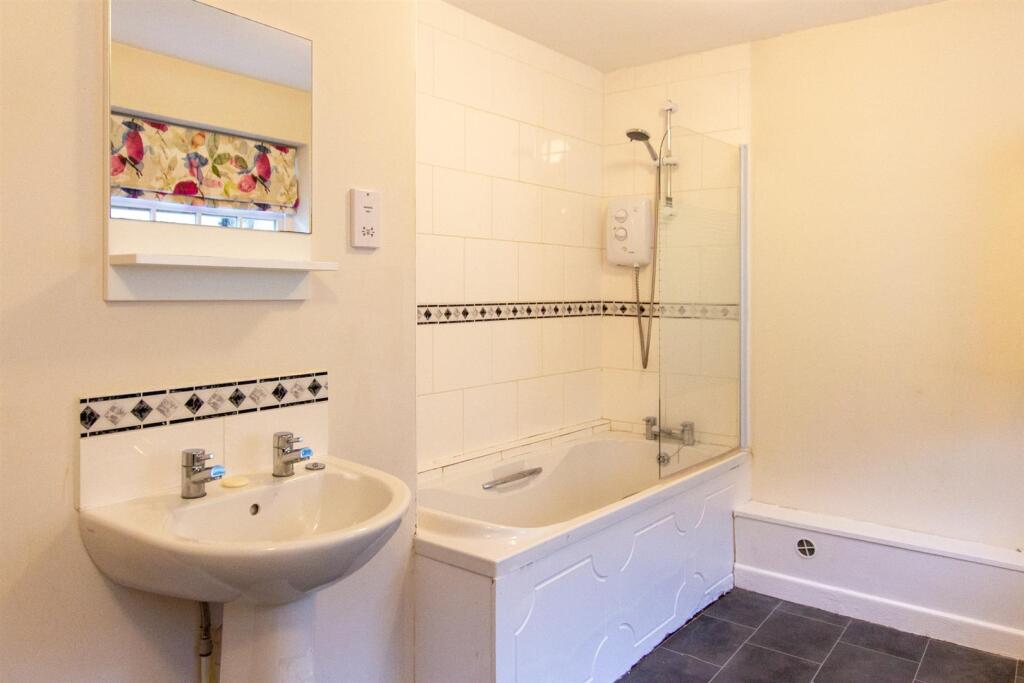 151a High st - Bathroom1.jpg
