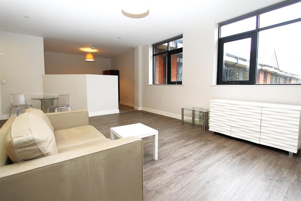 Living room 2.JPG