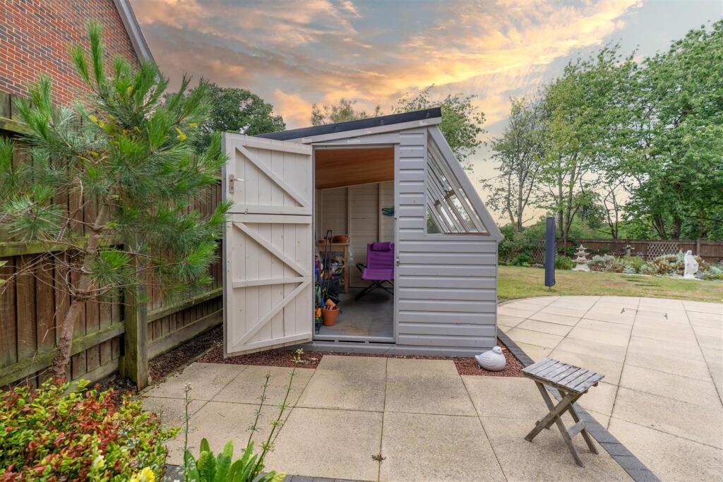 43 Meadow Ln, Newmarket--8.jpg