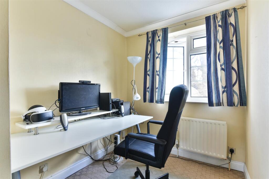 (Clean) 203 Gilders Road-Chessington (10 of 13).jp