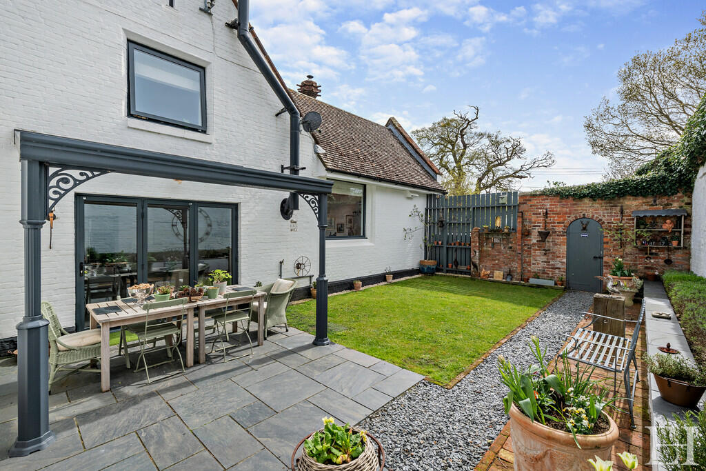8590702-exteriorw...