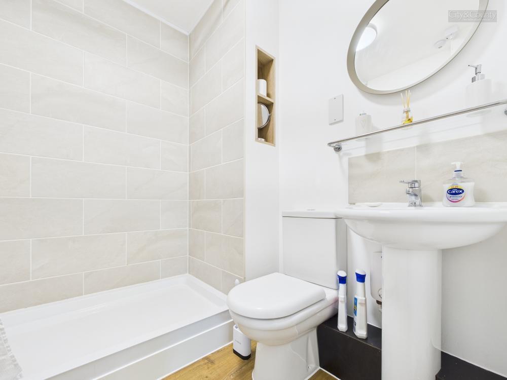 En-Suite To Master Bedroom