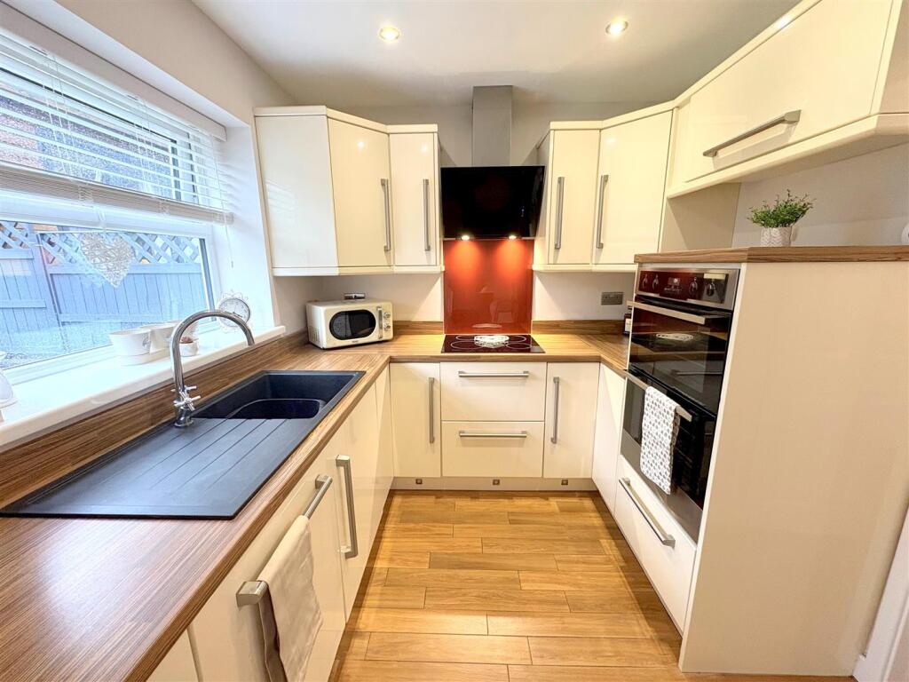 Kitchen e.jpg
