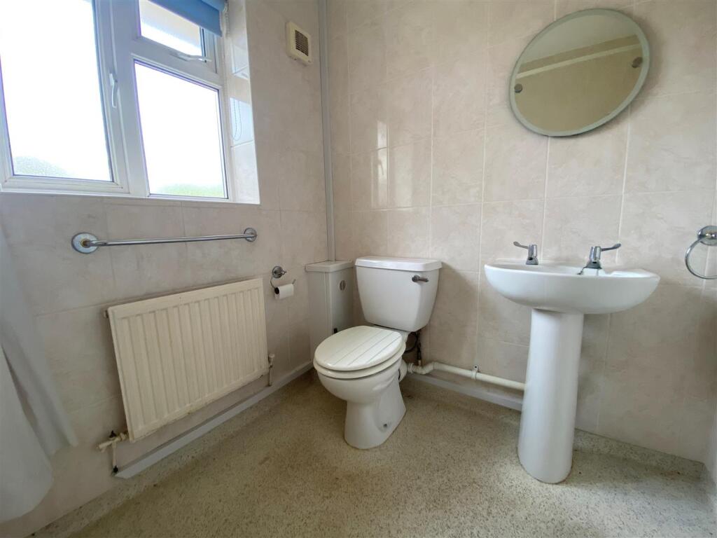 Bathroom 1.jpg
