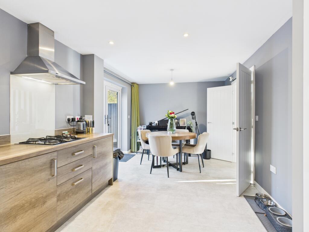 CAM03729G0-PR0177-STILL018