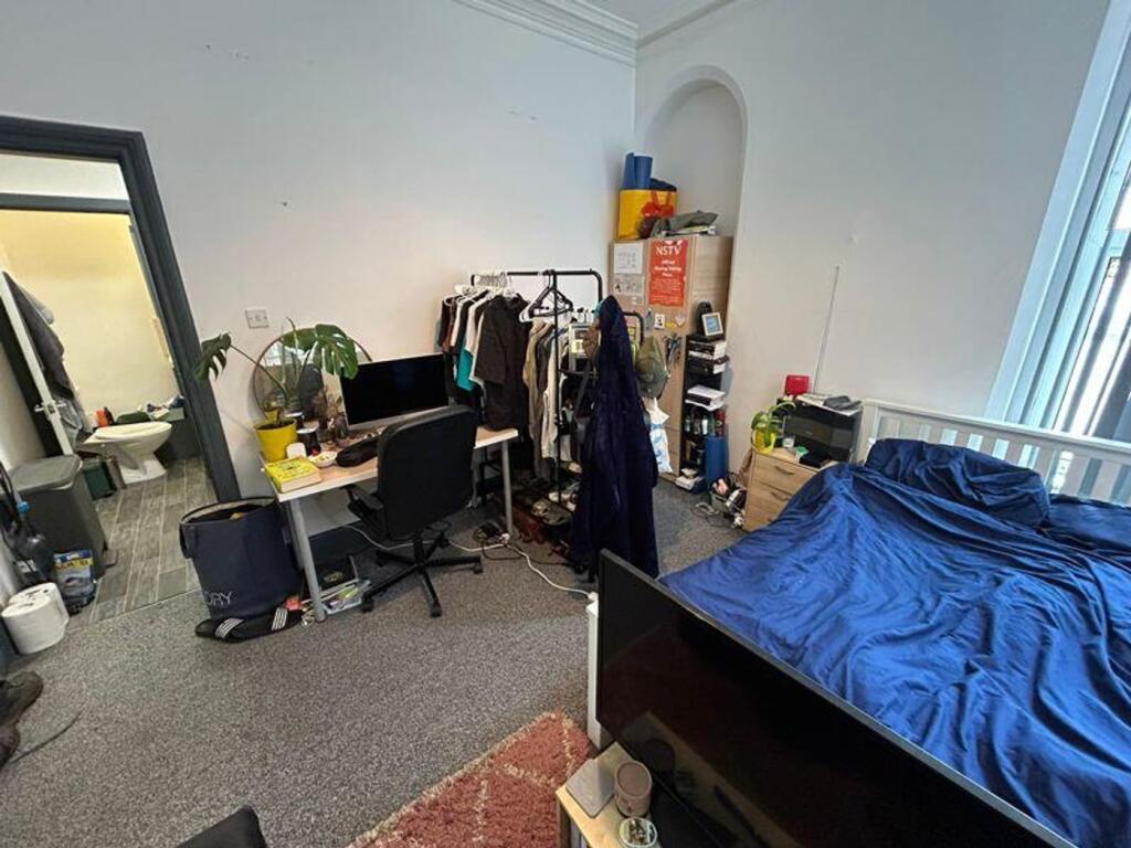 A spacious double bedroom with good natural lig...