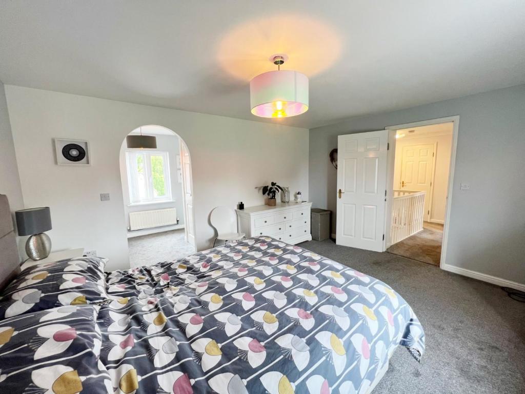 Bedroom 1 pic 3.jpg