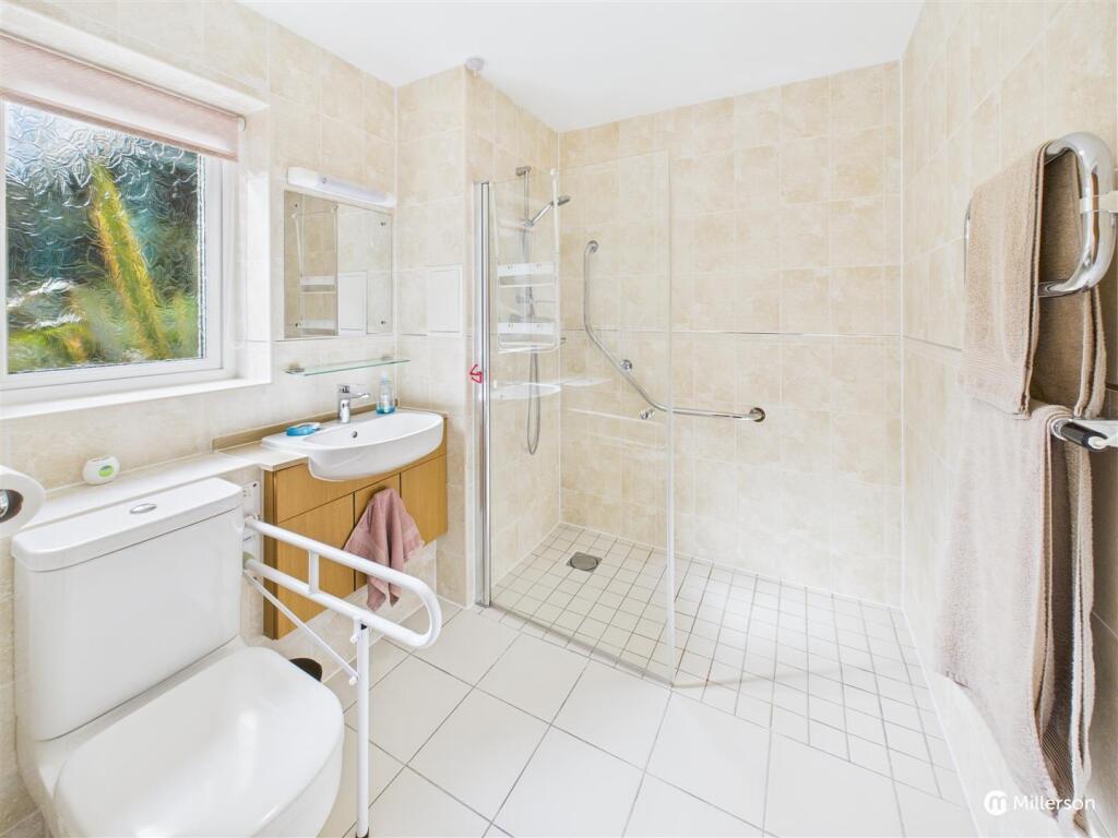 Ensuite to Bedroom One
