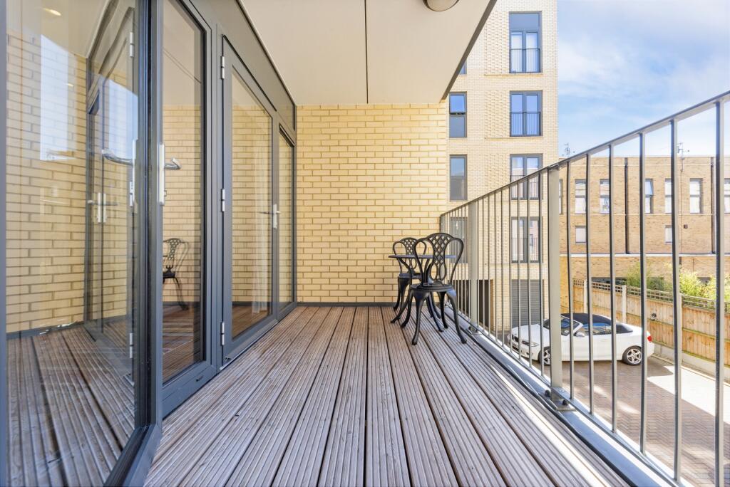 Mostyn Building, Ova