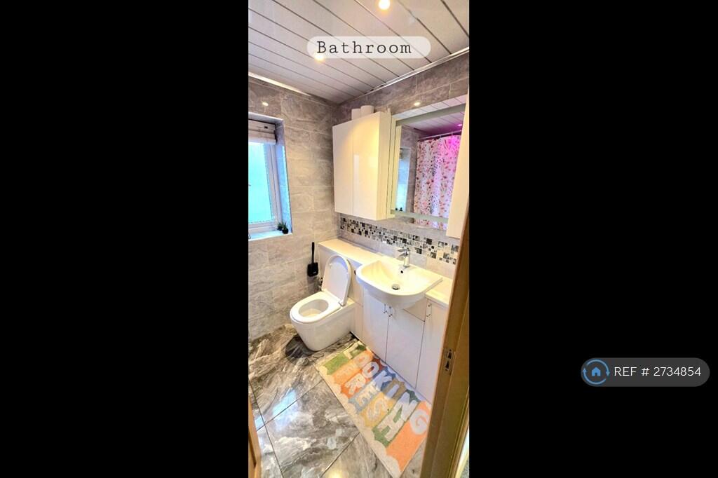 Upstairs Bathroom 