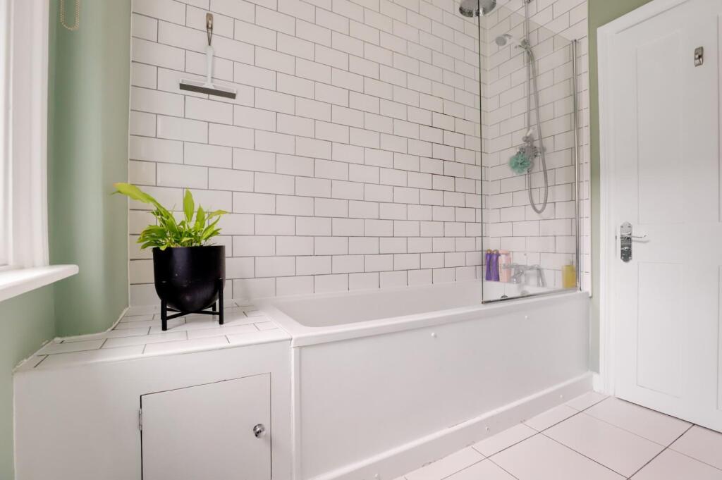 05-4a8eJHPropWpen - 12b Royston Road - 25.jpg