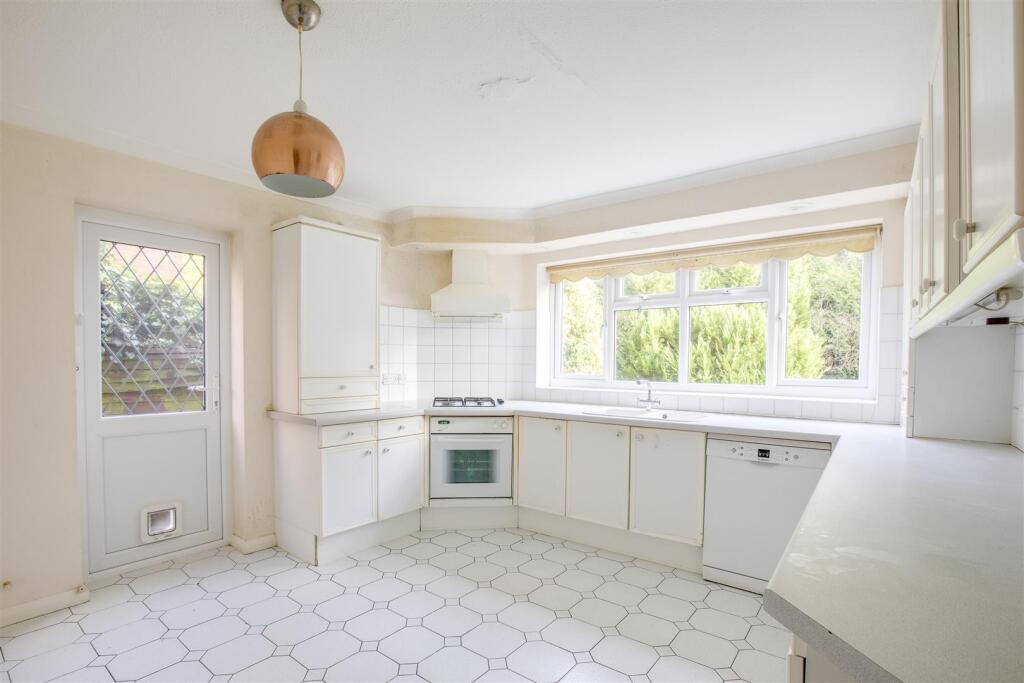 31 Wheeler Avenue, HP10 8EN-17.jpg