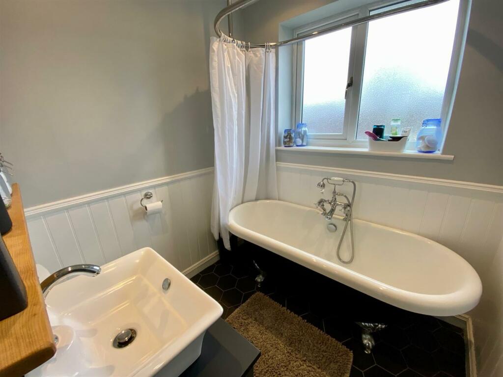 portal drive 23 bathroom.jpg