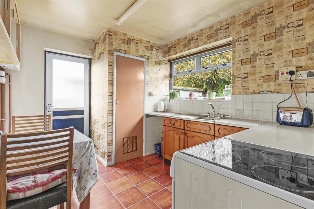 90 Main Rd, HP14 4QA-8.jpg
