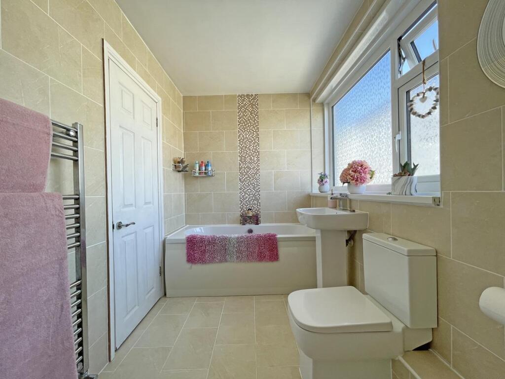 Treveneague Gardens 47 Bathroom 2.jpg