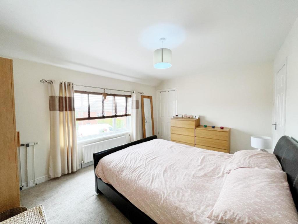 Bedroom 1 pic 4.jpg