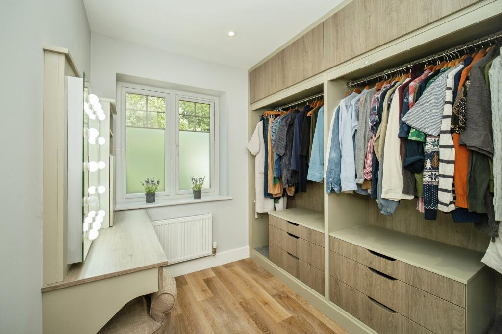 Bed 4 or dressing room