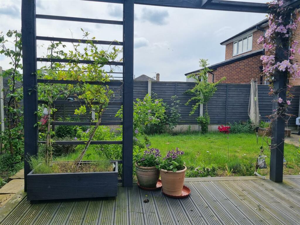 Bramleys Estate Agents - Robin Royd Drive - Mirfie