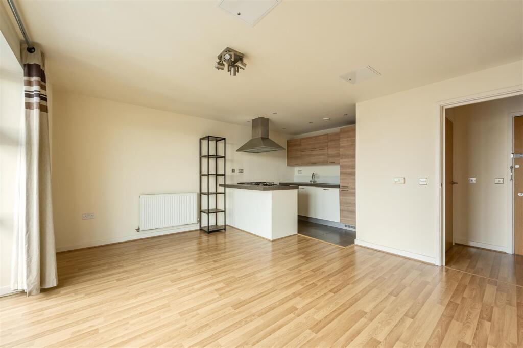 Queen Mary Avenue, E18