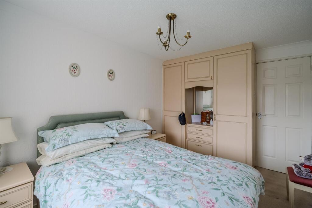 7 Chester Close-2.jpg