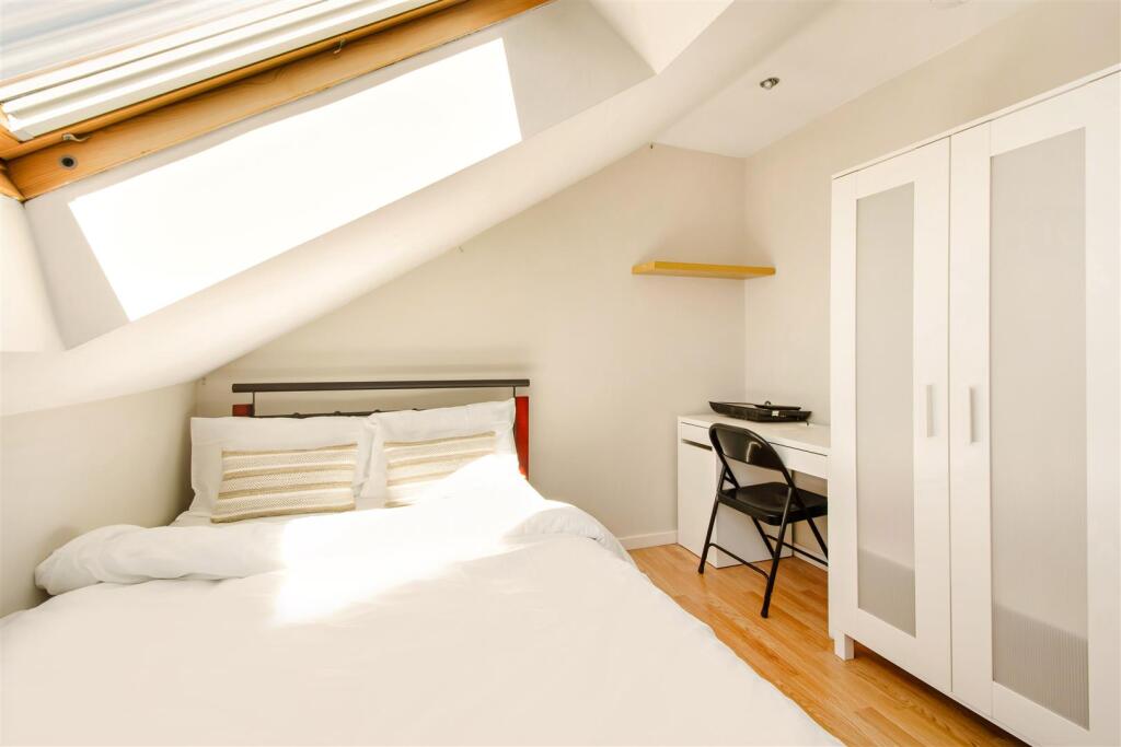 Room white -6.jpg