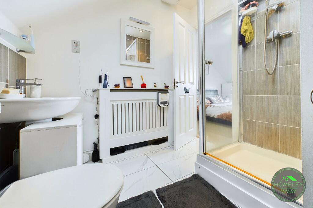 Ensuite Bathroom (2)