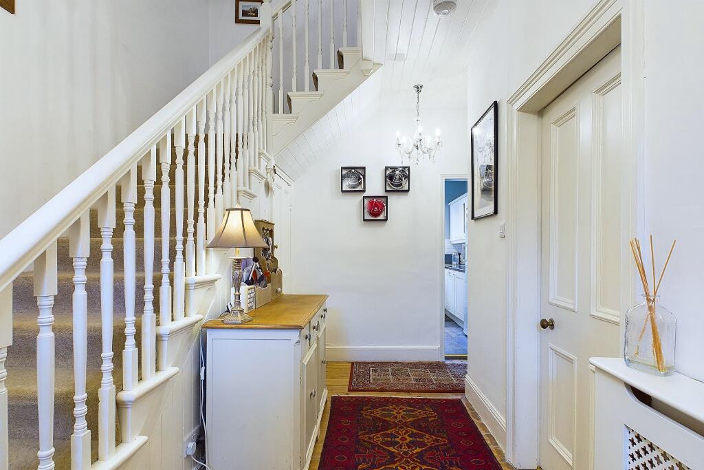 CAM04201G0-PR0052-STILL007