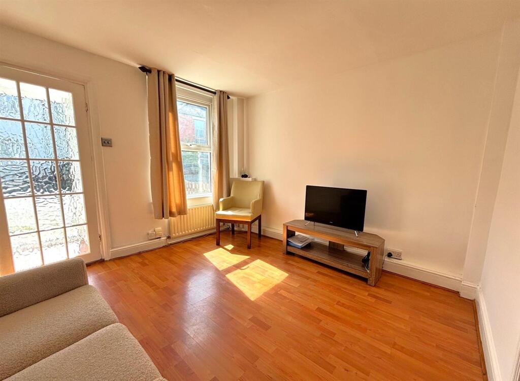 29 vic rd living.jpg