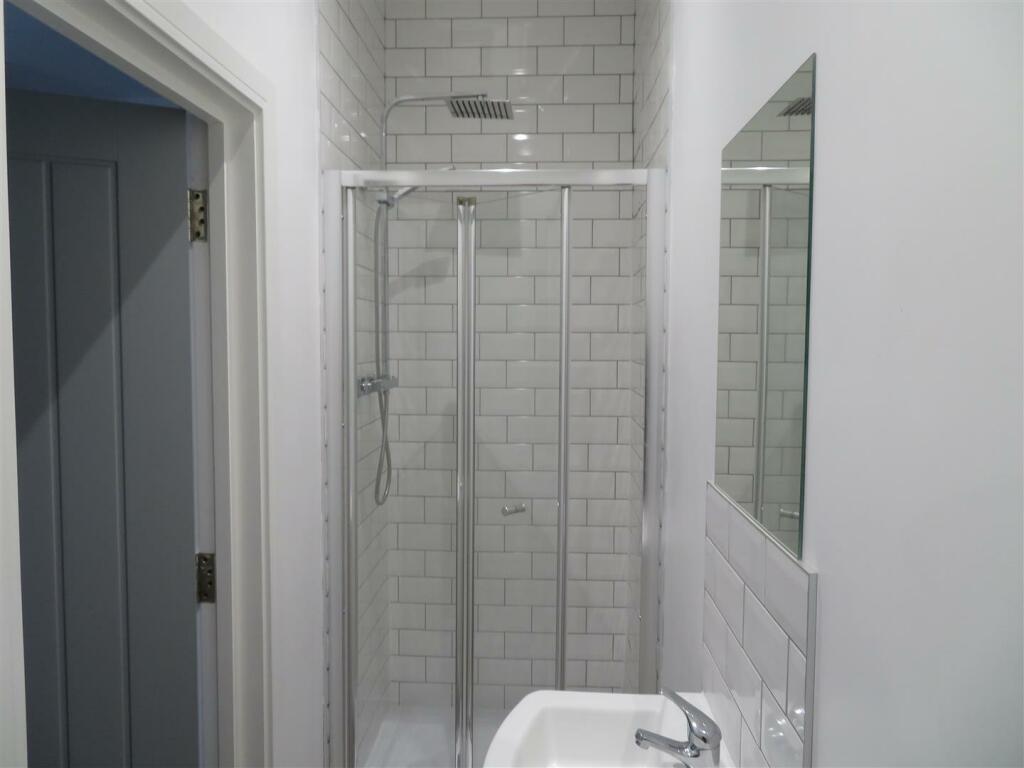 59 Manners Ensuite 1.JPG