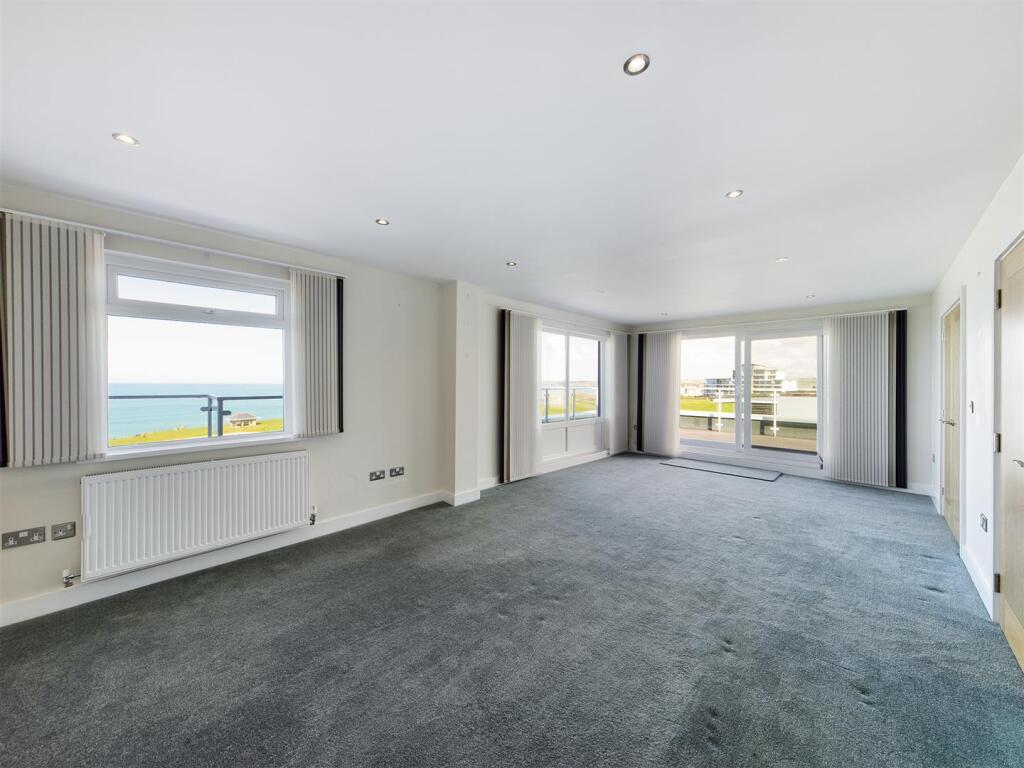 15 Whitewater Apartments Lounge