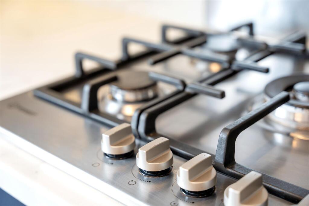 27 Thistledown Cresc-07.jpg