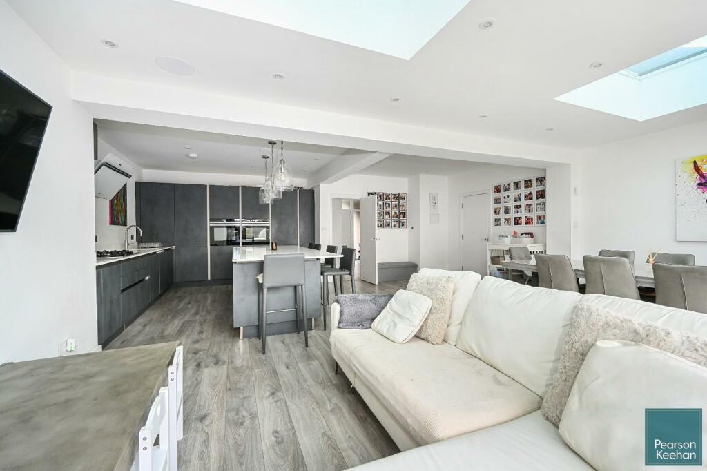 10 Glastonbury Road, BN3 (11).jpg