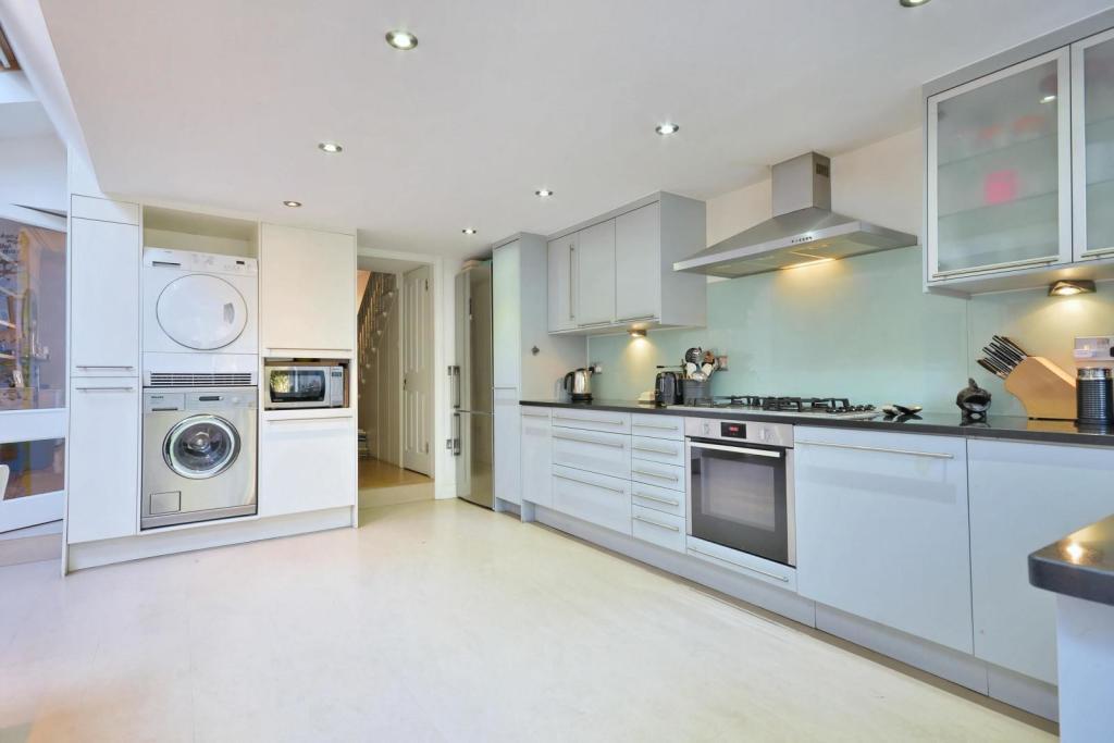 27'4 Kitchen/Family Room