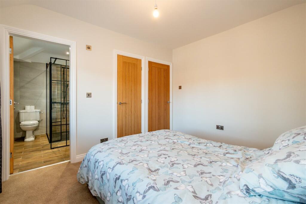 Bedroom 1 Aspect 2.jpg