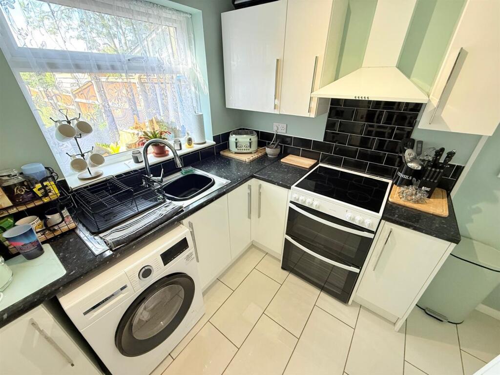Kitchen 2.jpg