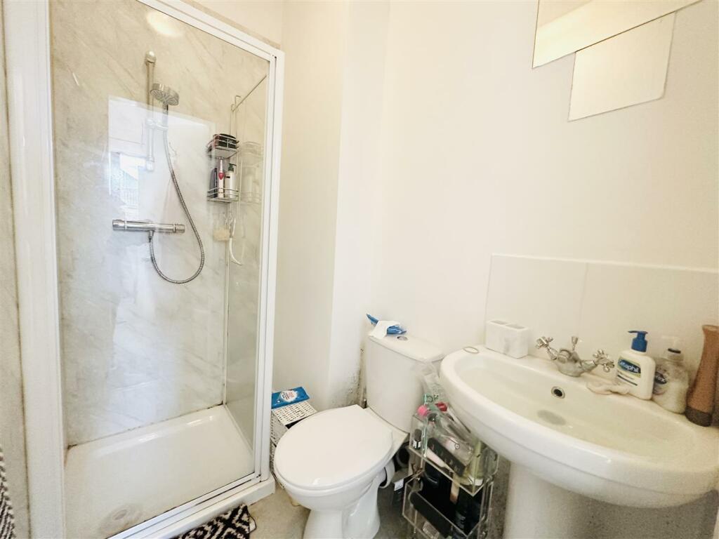Ensuite to bedroom 3