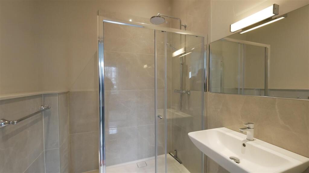 Ground Floor ensuite
