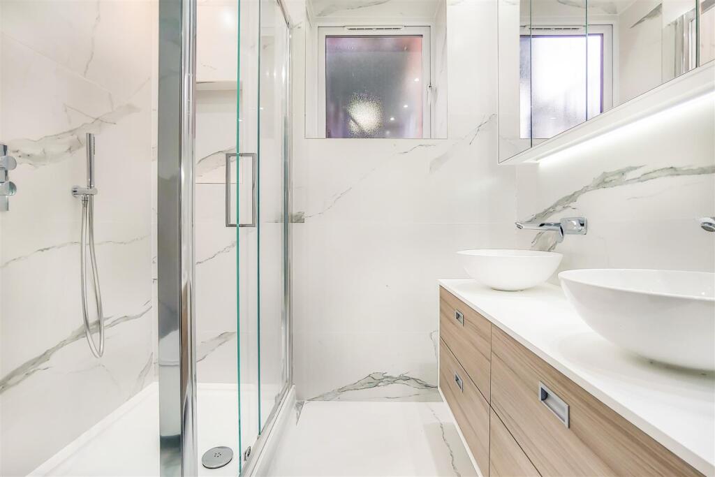 Master bedroom en-suite shower room