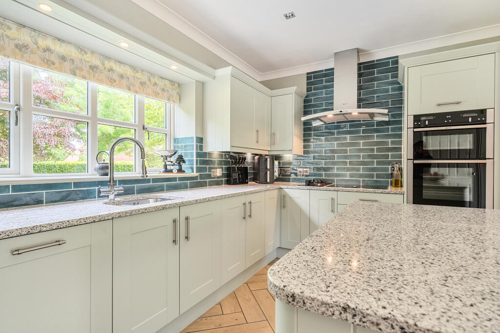 27682203a608c731291204arw27