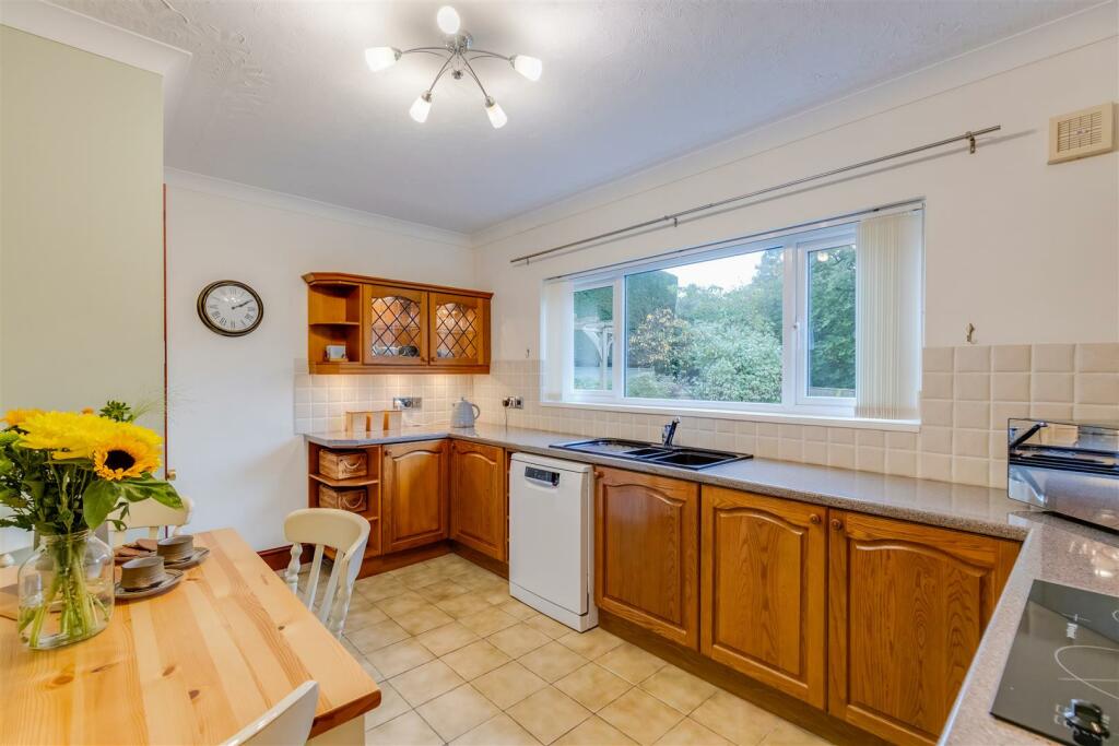 Kitchen 1.jpg