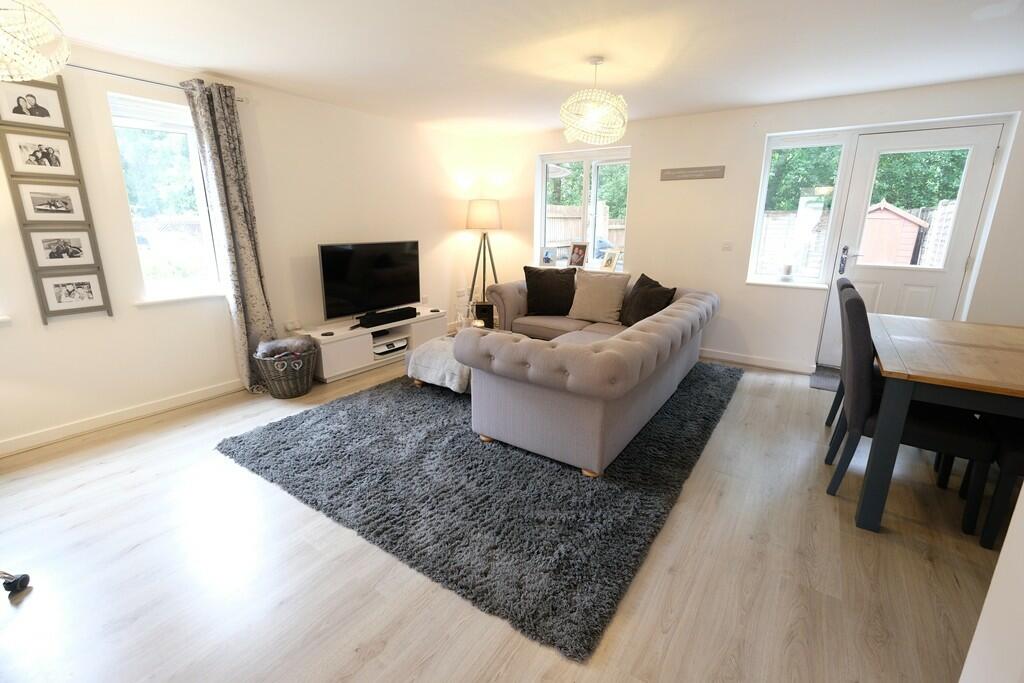 SITTING/DINING ROOM