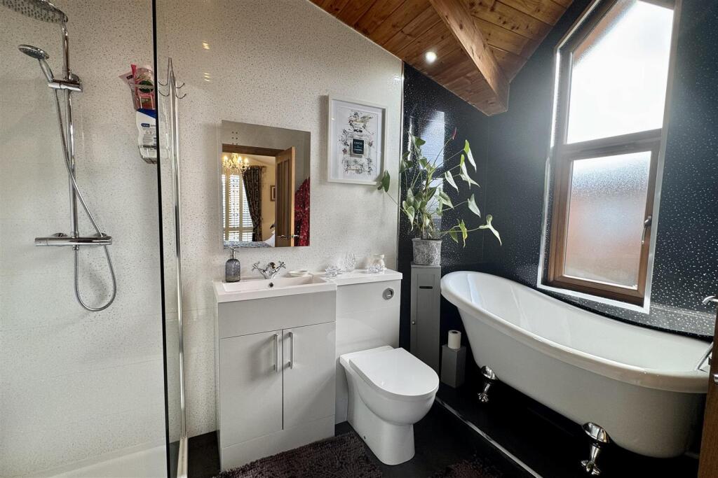 Ensuite bath/shower Room