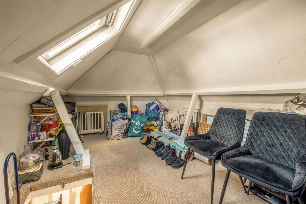 1 windlesham Close-24.jpg