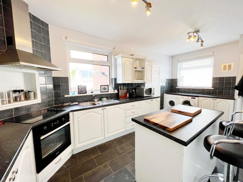 Kitchen pic 4.jpg